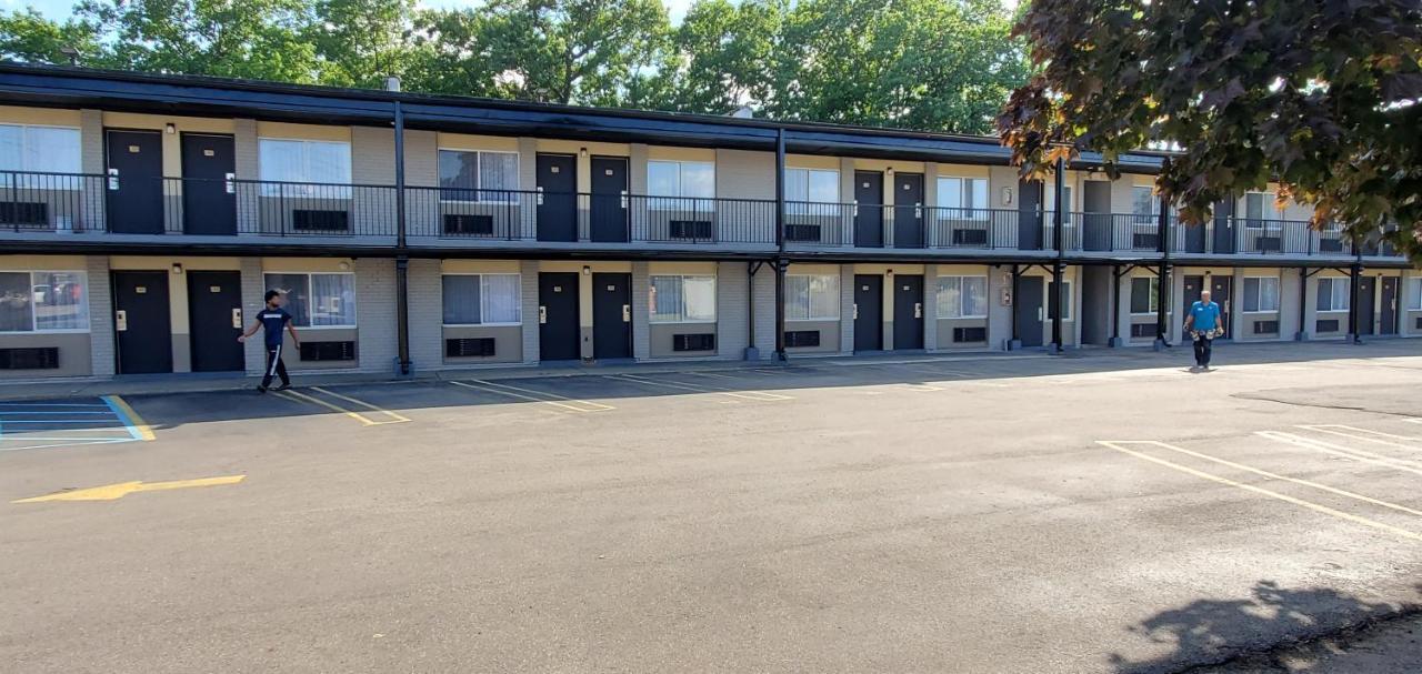 Travelodge By Wyndham Livonia Canton Novi Detroit Area מראה חיצוני תמונה