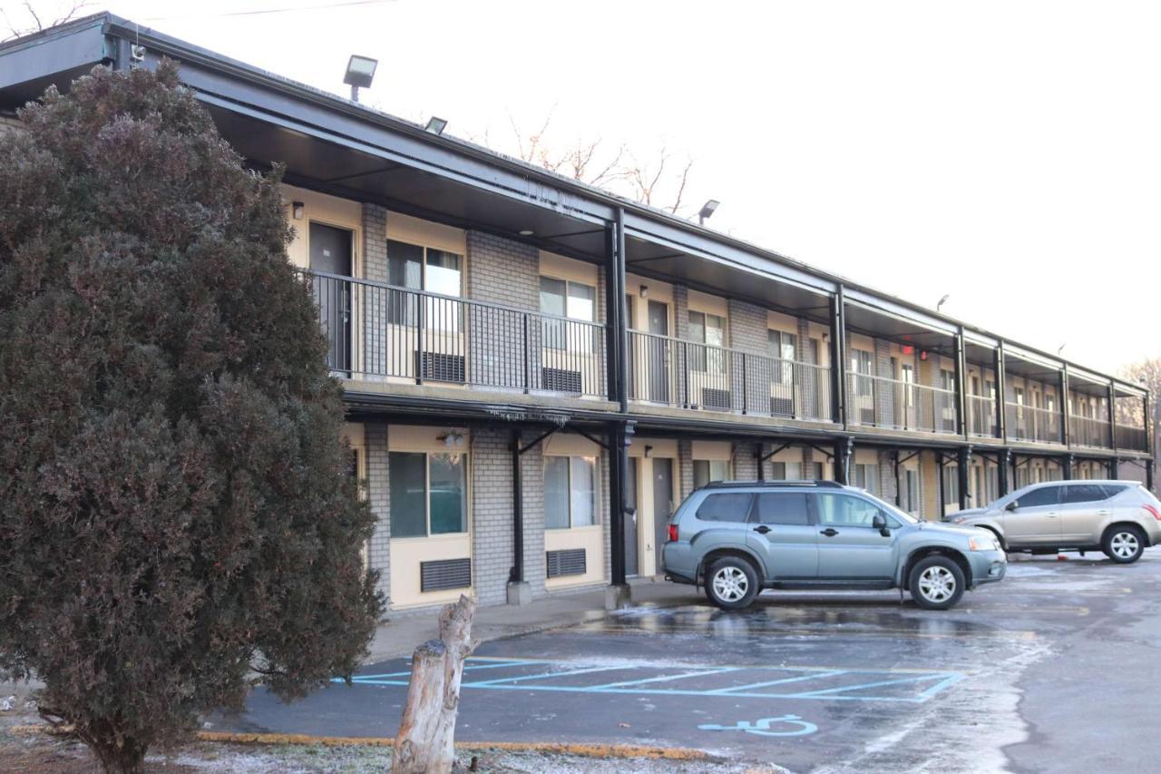 Travelodge By Wyndham Livonia Canton Novi Detroit Area מראה חיצוני תמונה