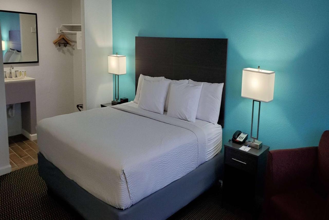 Travelodge By Wyndham Livonia Canton Novi Detroit Area מראה חיצוני תמונה